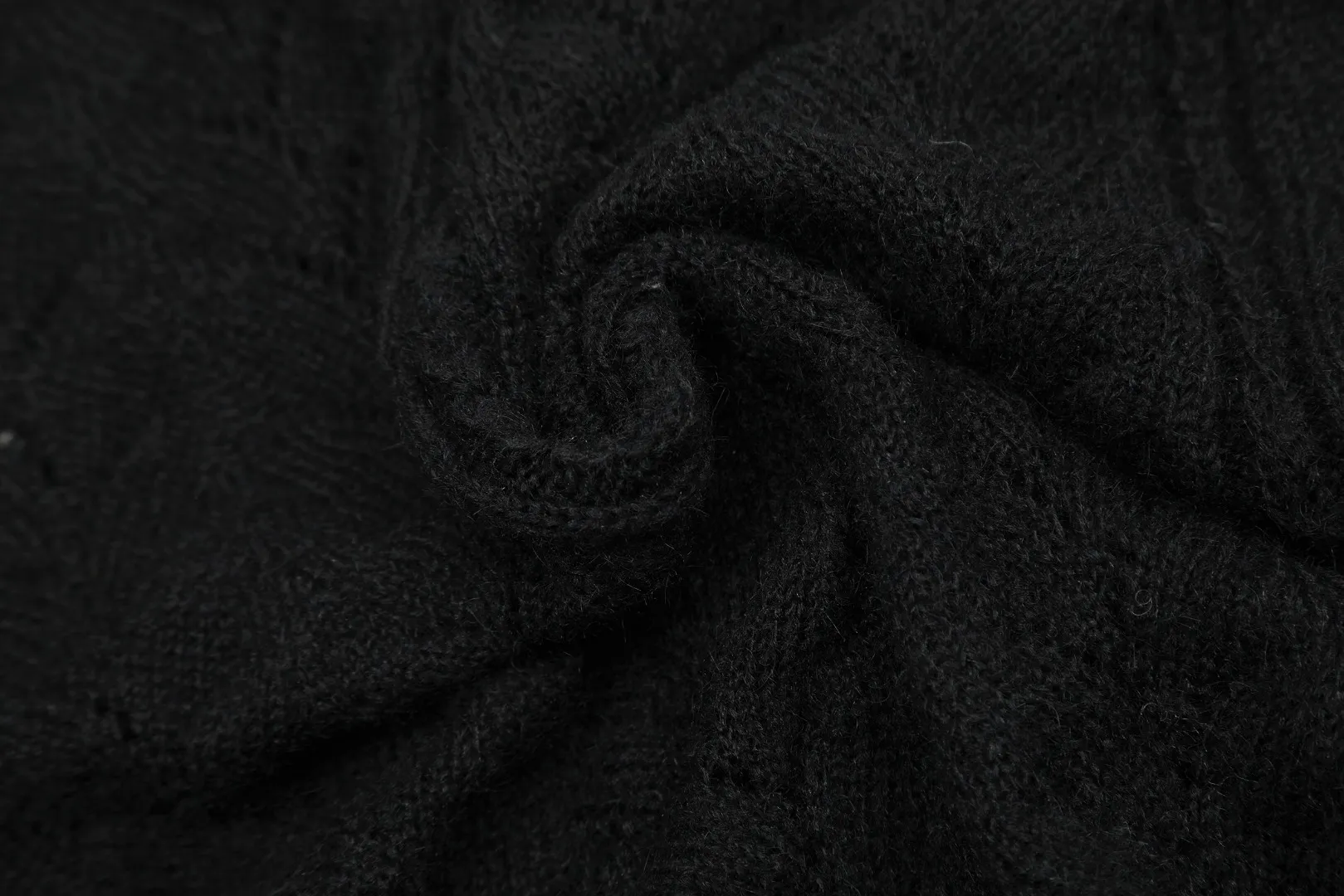 vivienne west wood Vivienne heavy lace classic cardigan knitted sweater wool 2024 autumn latest style 🧩 15% merino cotton wool 85% wool blend 🧩Correct Italian 🇮🇹100% wool washed wheat logo Size: S -M- L Color: black purple gray